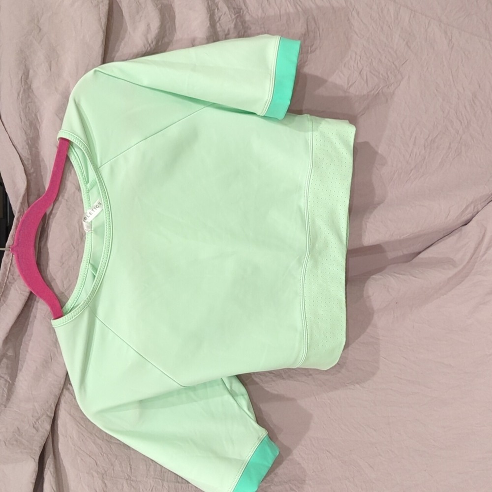 Avah cookie block cut off sleeve crop top,stretchy and moisture wick fabric.